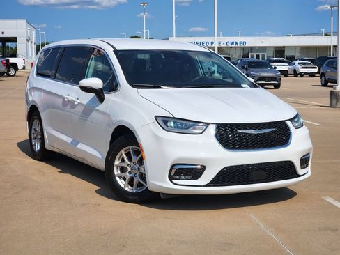 Used 2023 Chrysler Pacifica Touring-L FWD image 1