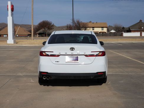 Used 2025 Toyota Camry SE w/ Convenience Package image 8