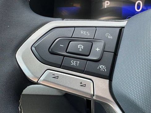 Used 2023 Volkswagen Taos SE w/ Panoramic Sunroof Package AWD/4WD image 18