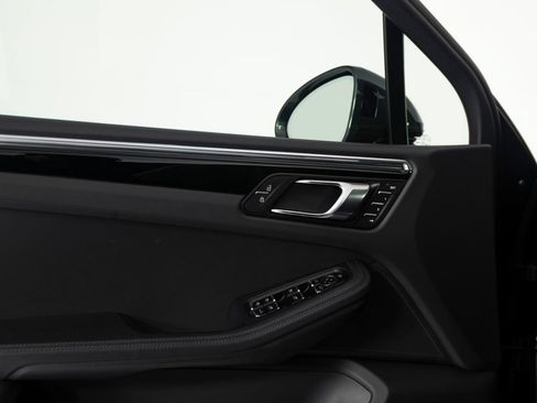 Certified 2026 Porsche Macan AWD/4WD image 19