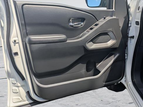 Used 2025 Nissan Frontier SV AWD/4WD image 12