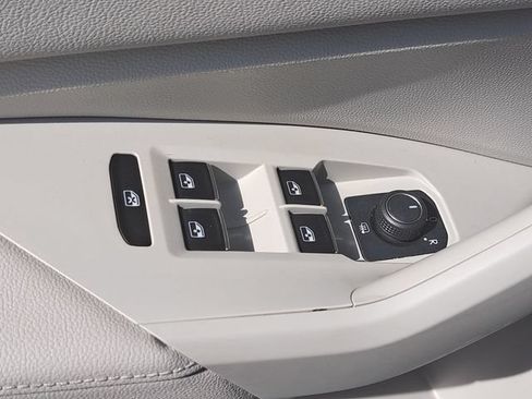 Certified 2023 Volkswagen Jetta SE FWD image 28