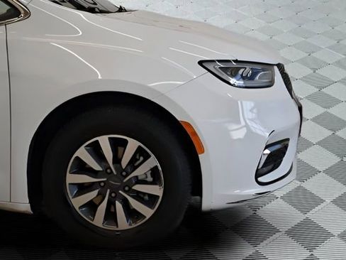 Used 2023 Chrysler Pacifica Touring-L image 13