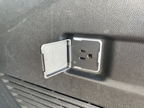 Used 2025 Chevrolet Suburban Z71 image 56