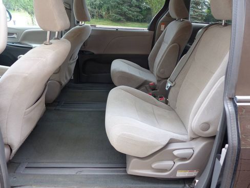 Used 2017 Toyota Sienna LE FWD image 40