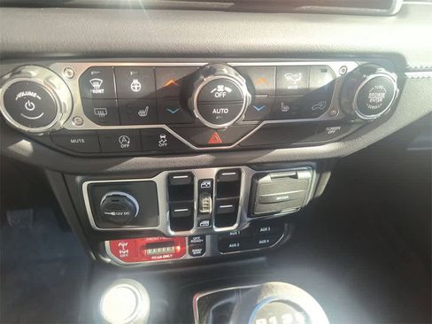 Used 2024 Jeep Gladiator Rubicon w/ Technology Group image 19