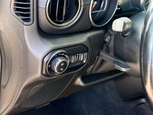Used 2021 Jeep Gladiator Overland image 11