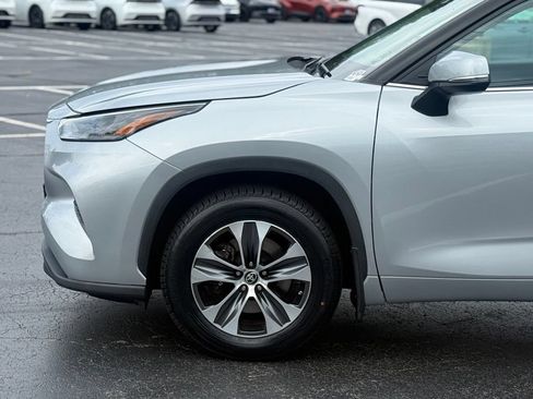Used 2022 Toyota Highlander XLE AWD/4WD image 2
