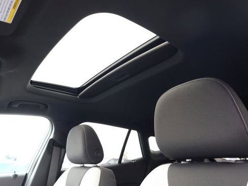 Used 2025 Chevrolet Trax RS w/ Sunroof Package image 22