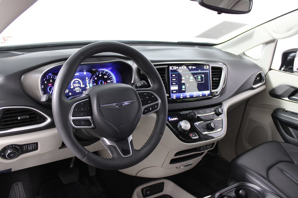 Used 2024 Chrysler Pacifica Touring-L FWD image 12