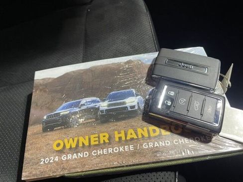 Used 2024 Jeep Grand Cherokee Altitude image 39
