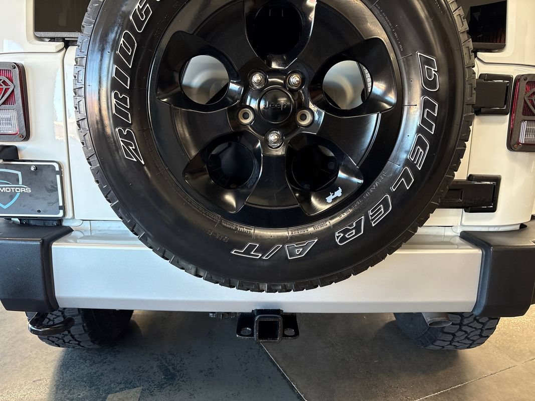 Used 2015 Jeep Wrangler Unlimited Sahara w/ Connectivity Group AWD/4WD image 25
