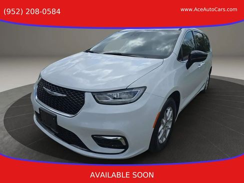 Used 2025 Chrysler Pacifica Select FWD image 1