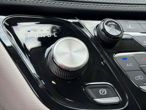 Used 2022 Chrysler Pacifica Touring-L FWD image 32