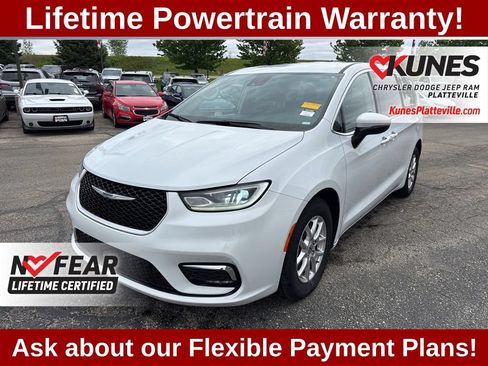 Used 2023 Chrysler Pacifica Touring-L FWD image 9