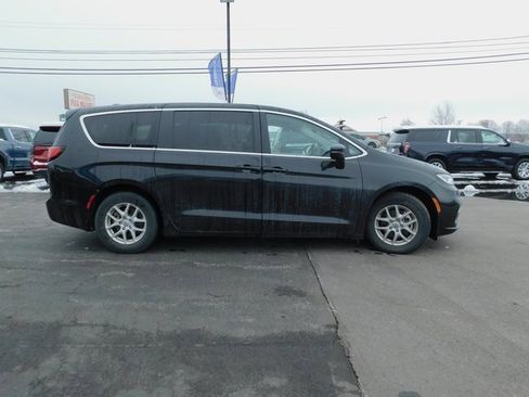 Used 2023 Chrysler Pacifica Touring-L image 6