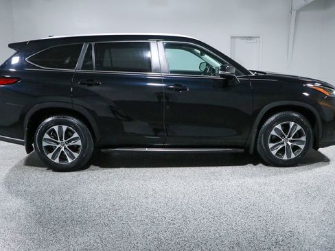 Used 2023 Toyota Highlander XLE AWD/4WD image 6