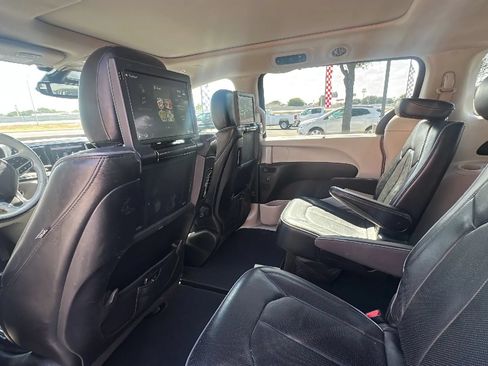 Used 2018 Chrysler Pacifica Limited w/ Tire & Wheel Group FWD image 13