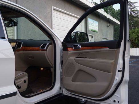 Used 2012 Jeep Grand Cherokee Overland image 32