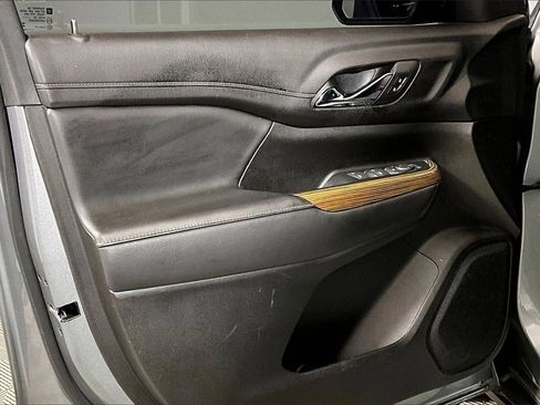 Used 2023 GMC Acadia SLE w/ Elevation Edition image 18