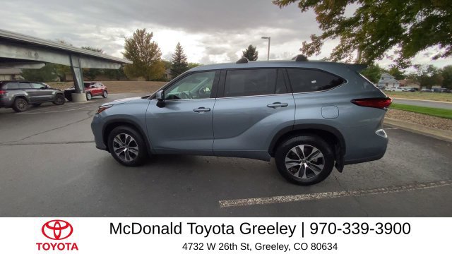 Used 2022 Toyota Highlander XLE AWD/4WD image 4