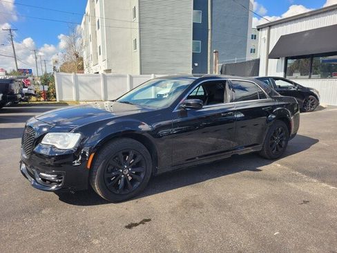 Used 2018 Chrysler 300 Touring image 2