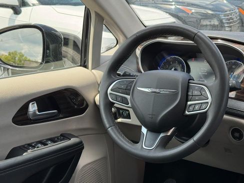 Used 2024 Chrysler Pacifica Limited FWD image 15