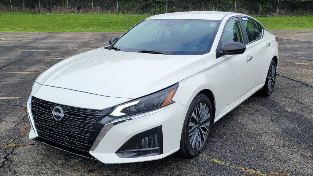 Used 2025 Nissan Altima 2.5 SV FWD image 3