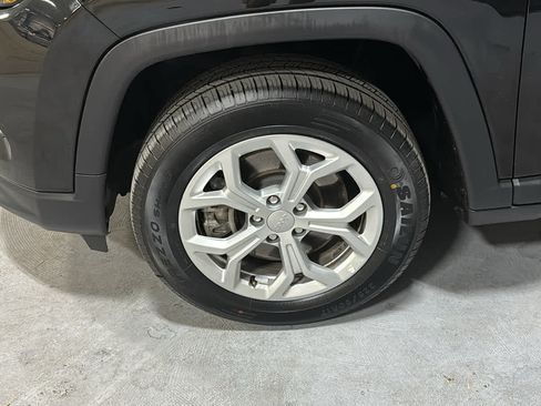 Used 2024 Jeep Compass Latitude AWD/4WD image 9