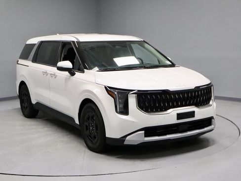 Used 2025 Kia Carnival FWD image 1
