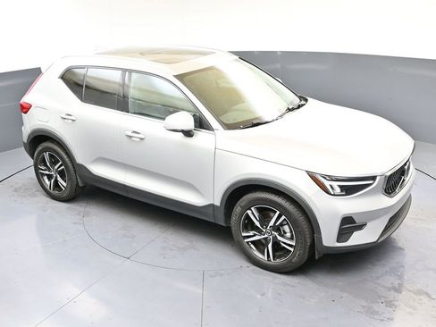 Certified 2025 Volvo XC40 B5 Core image 42