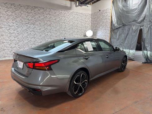 Used 2023 Nissan Altima 2.5 SR w/ SR Premium Package image 7