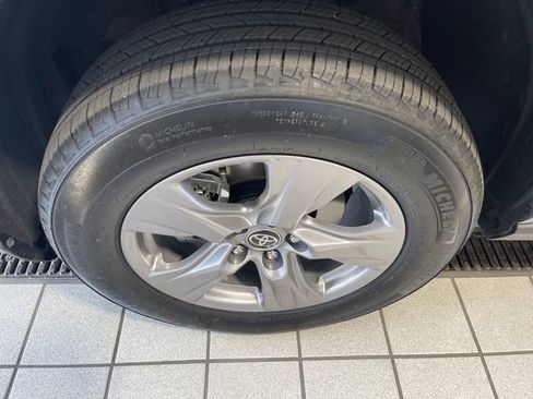 Used 2025 Toyota RAV4 XLE FWD image 5