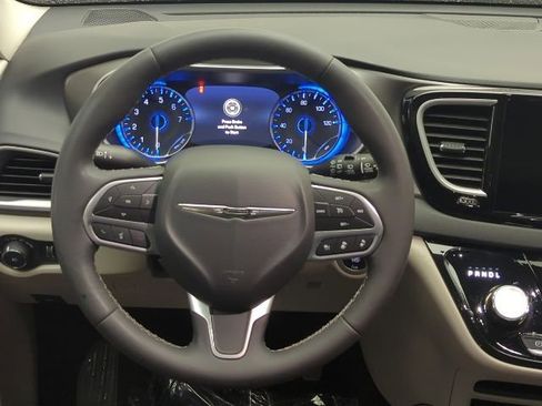 Used 2023 Chrysler Pacifica Touring-L FWD image 20