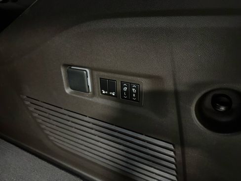 Used 2023 Chevrolet Suburban Z71 w/ Luxury Package image 10