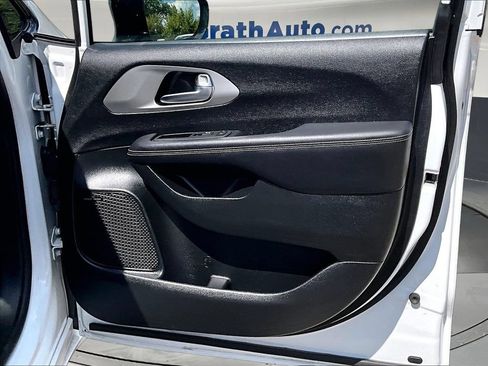 Used 2023 Chrysler Pacifica Limited w/ Uconnect Theater Family Group FWD image 32