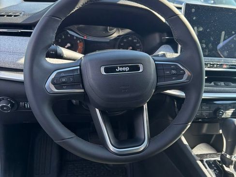 Used 2024 Jeep Compass Latitude AWD/4WD image 2