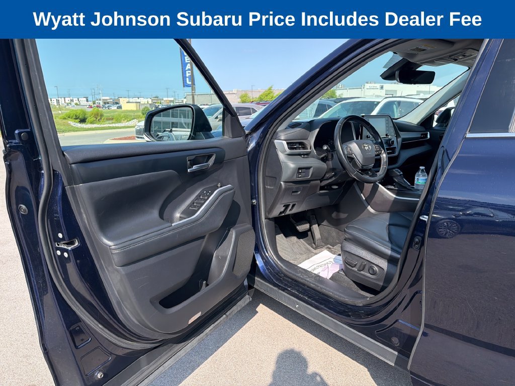 Used 2021 Toyota Highlander XLE AWD/4WD image 19