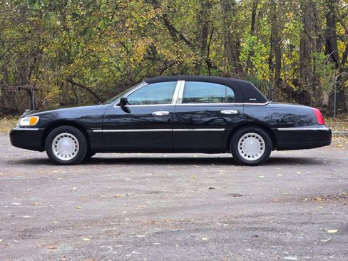 Used 2000 Lincoln Town Car Executive image 2