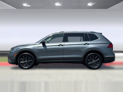Used 2024 Volkswagen Tiguan SE w/ Panoramic Sunroof Package FWD image 2