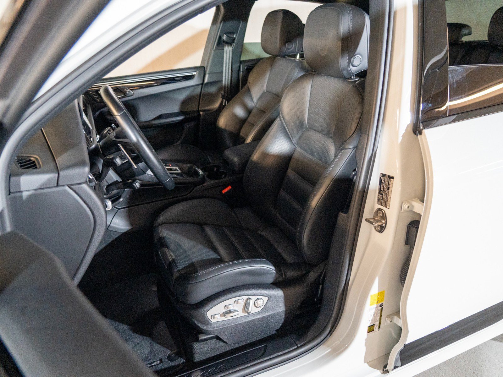 Certified 2022 Porsche Macan AWD/4WD image 5