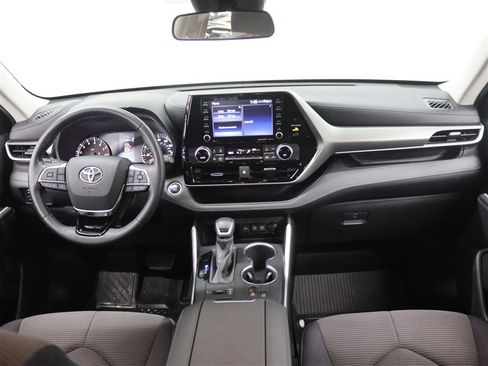 Used 2020 Toyota Highlander LE image 18