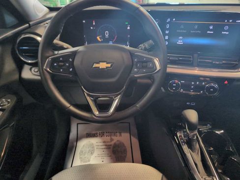 Used 2025 Chevrolet Trax LT w/ LT Convenience Package image 12