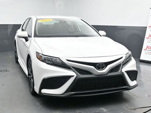 Used 2024 Toyota Camry SE image 3