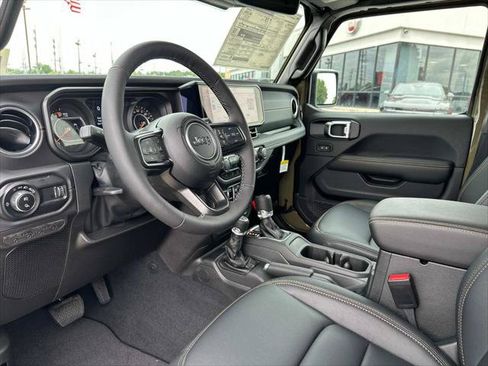 Certified 2025 Jeep Gladiator Sport w/ Premium Package AWD/4WD image 32