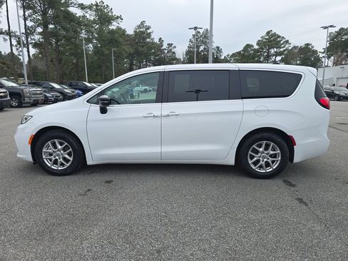 Used 2024 Chrysler Pacifica Touring-L image 2