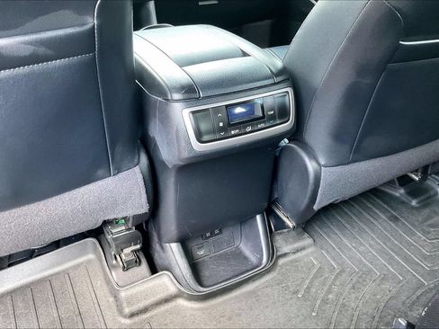 Used 2018 Toyota Highlander SE FWD image 10