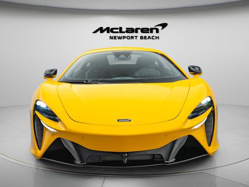 Used 2024 McLaren Artura RWD image 2