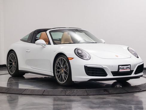 Used 2019 Porsche 911 Targa 4 AWD/4WD image 9
