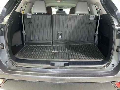 Used 2023 Toyota Highlander LE AWD/4WD image 24